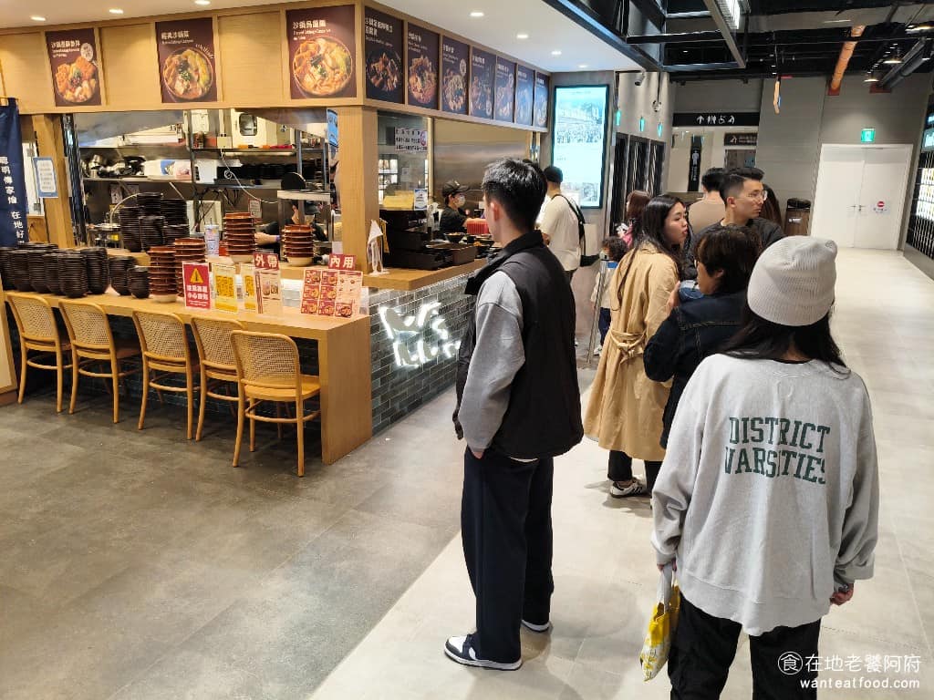 嘉義林聰明沙鍋魚頭台北南港店 嘉義林聰明沙鍋魚頭台北南港店菜單 以前想吃這碗沙茶香濃的魚頭湯,要特地跑去嘉義排隊,現在搭捷運到南港軟體園區站就能吃到,對北部人來說方便很多。 @在地老饕阿府