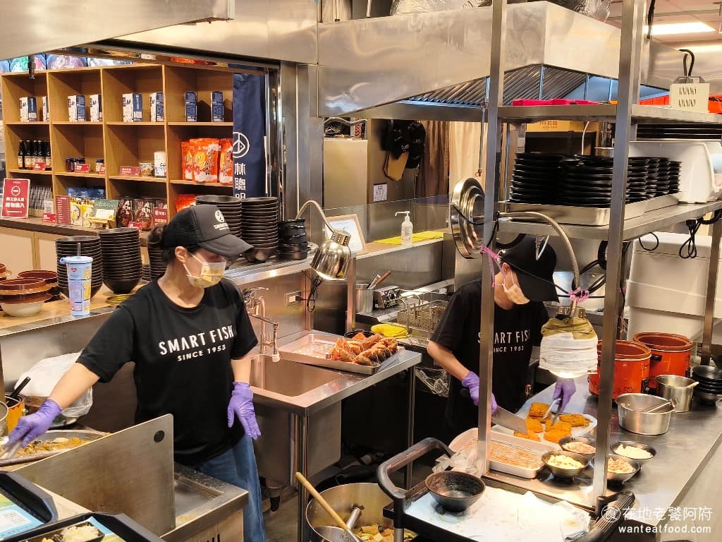 嘉義林聰明沙鍋魚頭台北南港店 嘉義林聰明沙鍋魚頭台北南港店菜單 開放式廚房,可以清楚地看到現場煮食過程,多個工作人員,在小小的廚房裡不停出餐,這種透明化的做法,跟嘉義本店一樣,讓客人看得到食物怎麼做出來,也能看到廚房非常的乾淨。 @在地老饕阿府