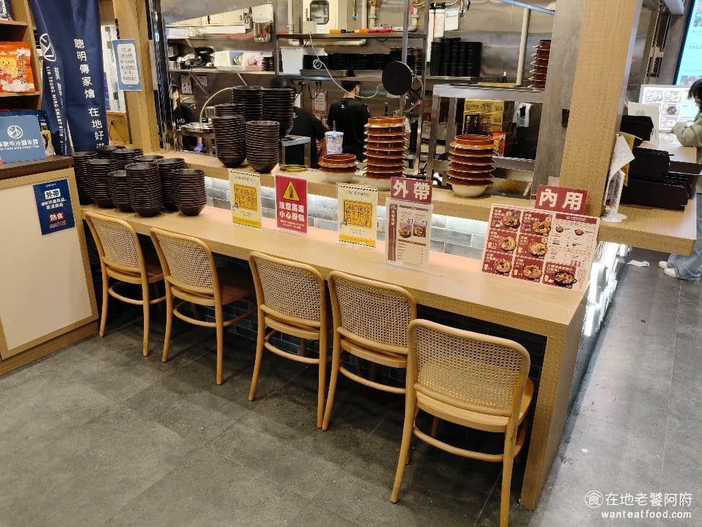 嘉義林聰明沙鍋魚頭台北南港店 嘉義林聰明沙鍋魚頭台北南港店菜單 林聰明沙鍋魚頭的故事要從 1953 年說起,創辦人林聰明的父母,早年在嘉義擺路邊攤賣小吃,後來父親喜歡釣魚,又熱愛廚藝,開始賣起魚頭料理。林聰明接手後,將家傳手藝發揚光大,一開始還是在騎樓下擺攤,慢慢做出名氣。傳到第三代,由大女兒林佳慧接棒,她把阿公當年招牌誤寫的「沙」字,變成品牌特色,讓老店經營更年輕化。 @在地老饕阿府