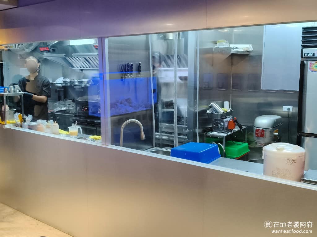 嶼人漢堡 嶼人漢堡菜單 嶼人漢堡推薦 大安區美食 大安美食 忠孝復興美食 美式料理 漢堡 最大特色就是對食材的堅持,從原塊肉、手打漢堡排,到自家配方的手工麵包,整個製作過程透明公開,現場就能看到主廚,認真處理食材。 @在地老饕阿府