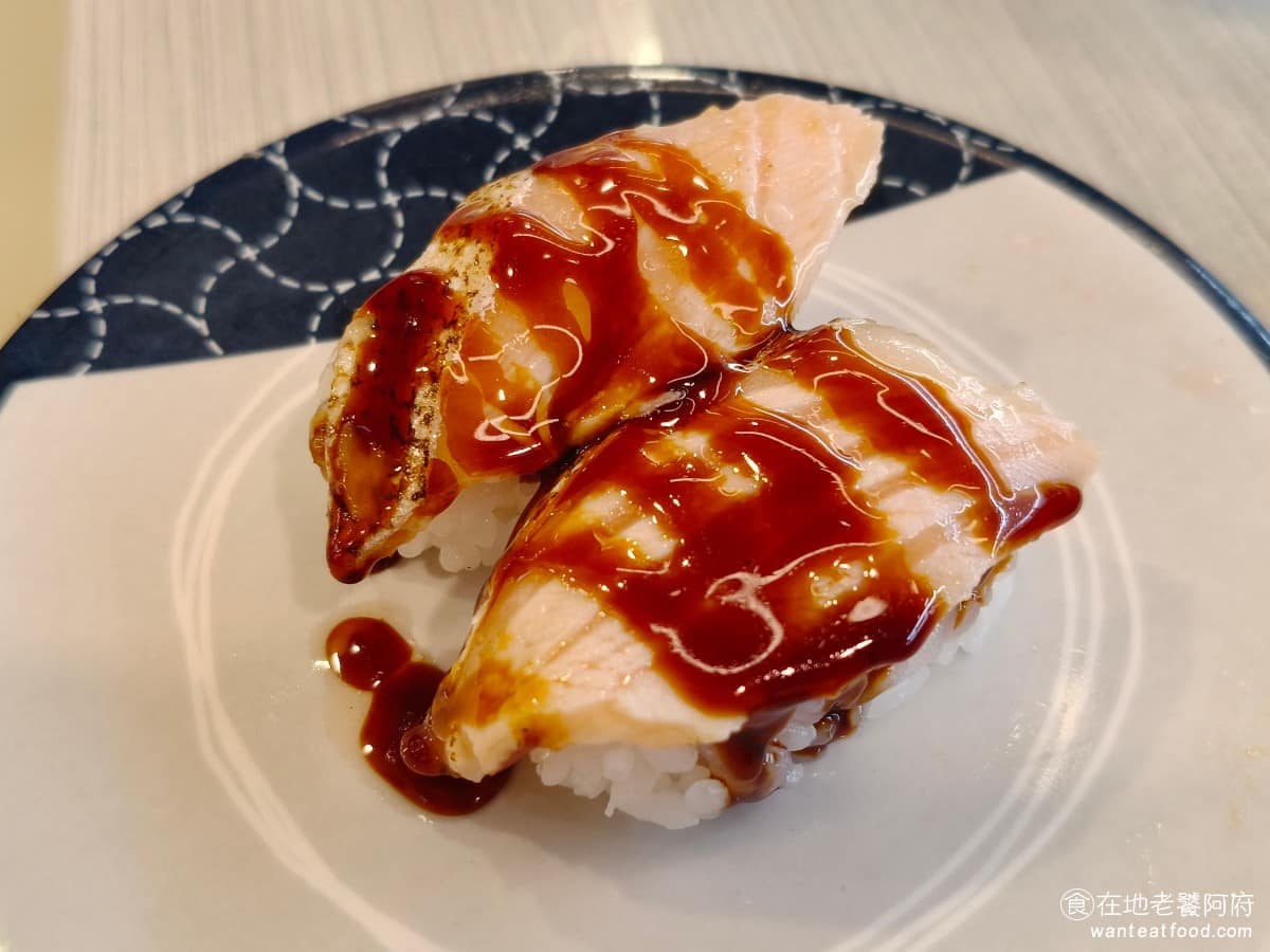はま寿司台中麗寶店 はま寿司台中麗寶店菜單 はま寿司台中麗寶店推薦 后里區美食 后里美食 日式料理 炙燒照燒鮭魚腹 鮭魚腹脂油花漂亮、油脂豐富,是評價較高的單品,食材不放迴轉盤,直接從廚房送出,吃起來非常新鮮。 @在地老饕阿府
