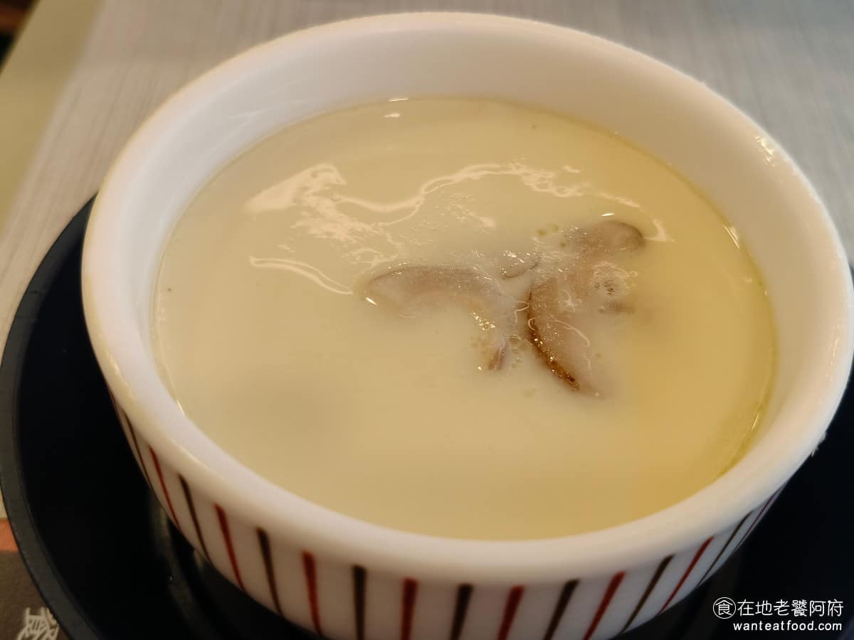 はま寿司台中麗寶店 はま寿司台中麗寶店菜單 はま寿司台中麗寶店推薦 后里區美食 后里美食 日式料理 茶碗蒸 《はま寿司 台中麗寶店》的茶碗蒸,每次來我們都會點,裡面的配料非常多,有香菇、竹筍、雞肉、蛤蜊、蒸蛋的比例也很高,只不過加了竹筍,吃起來的感覺比較奇怪。 @在地老饕阿府
