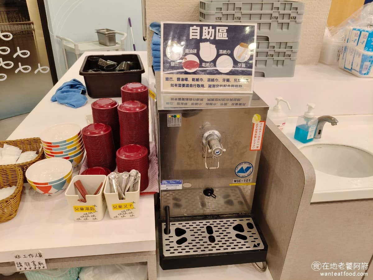 はま寿司台中麗寶店 はま寿司台中麗寶店菜單 はま寿司台中麗寶店推薦 后里區美食 后里美食 日式料理 醬料碟、冰開水,或是兒童的餐具,通通放在後方,可以直接自取,座位區是沒有醬料碟的。 @在地老饕阿府