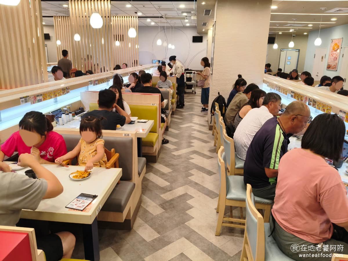 はま寿司台中麗寶店 はま寿司台中麗寶店菜單 はま寿司台中麗寶店推薦 后里區美食 后里美食 日式料理 座位配置上,《はま壽司台中麗寶店》分成四人桌區,跟吧檯座位,人多的時候,也有大桌可以安排,不過遇到用餐尖峰時,仍然是依現場空位調度,非尖峰時段,服務人員比較能配合客人想坐的位置。 @在地老饕阿府