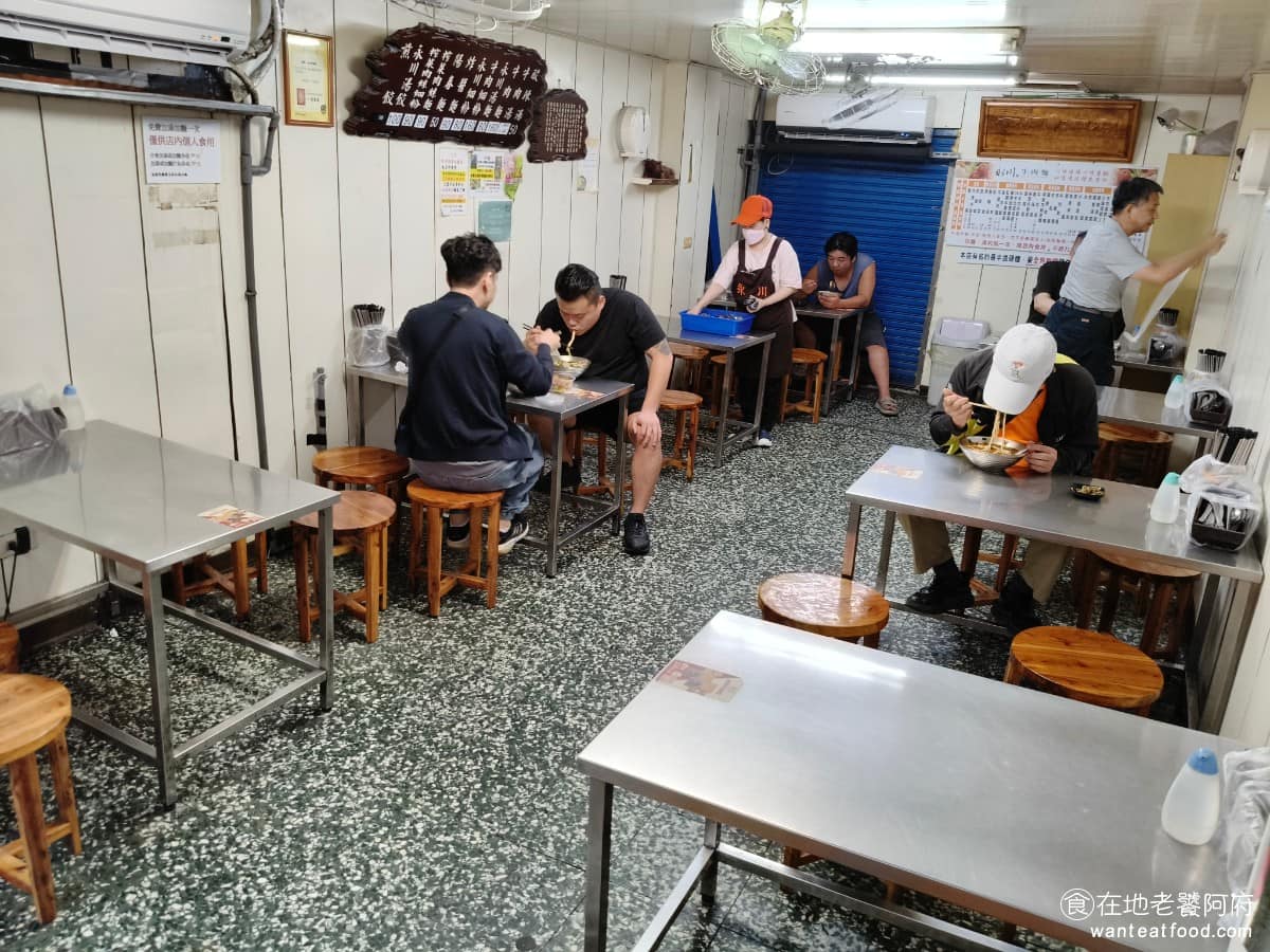 永川牛肉麵 永川牛肉麵菜單 永川牛肉麵推薦 中壢區美食 中壢美食 用餐環境不算太好,但也不會到髒亂,但環境中的空氣確實是不好,畢竟旁邊是傳統市場,空氣中會帶有一點傳統市場的味道,外地人會比較有感。 @在地老饕阿府