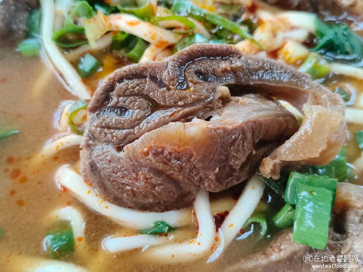 永川牛肉麵 永川牛肉麵菜單 永川牛肉麵推薦 中壢區美食 中壢美食 牛肉份量不少,大多是牛腱部位,帶一點筋。牛肉幾乎每一塊邊緣都有帶牛筋,吃起來不會很乾柴,但是因為牛筋的部分,多半都偏硬,而且不好咬斷,所以咬起來還是很辛苦。有些網友說,牛肉吃起來感覺像是冷凍牛肉的感覺,確實是有一點這種感覺。 @在地老饕阿府