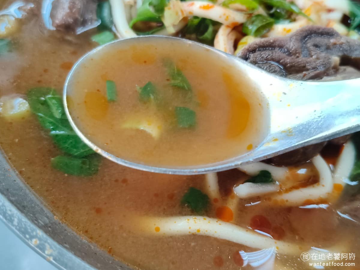 永川牛肉麵 永川牛肉麵菜單 永川牛肉麵推薦 中壢區美食 中壢美食 湯頭口味走的是重鹹路線,顏色偏紅,有明顯的辣油跟豆瓣香氣,雖然說是川味,但沒有花椒的味道。喝起來蠻順口的,湯頭的部分,個人還算喜歡,但牛肉的部分,個人是不愛。湯頭有分大辣、蔥辣、小辣和不辣四種,我點的是小辣,辣度還算是一般人都能夠接受。如果是點不辣的話,其實湯頭還是會帶一點豆瓣醬的辣。 @在地老饕阿府