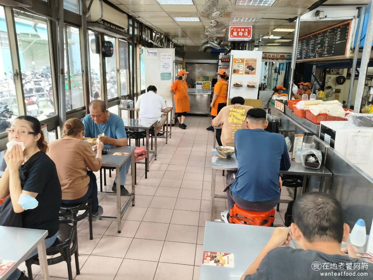 永川牛肉麵 永川牛肉麵菜單 永川牛肉麵推薦 中壢區美食 中壢美食 《永川牛肉麵 中壢創始店》,是傳統小吃店的座位安排,室內有冷氣,夏天吃牛肉麵,不用滿頭大汗,這點跟以前比起來,算是改善很多。 @在地老饕阿府