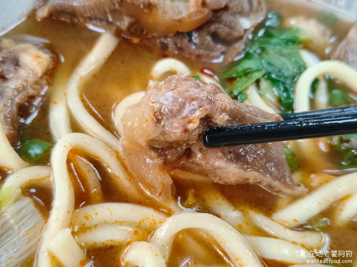 永川牛肉麵 永川牛肉麵菜單 永川牛肉麵推薦 中壢區美食 中壢美食 聽到有網友留言說這間麵的湯頭帶有餿水味,我一開始還嚇到,但個人親自來,吃了之後覺得還好,沒有評論上的那麼誇張,但店內環境以及周圍空氣,確實沒有那麼新鮮,畢竟旁邊就是菜市場,網友說的味道,其實是菜市場散發出來的味道。 @在地老饕阿府