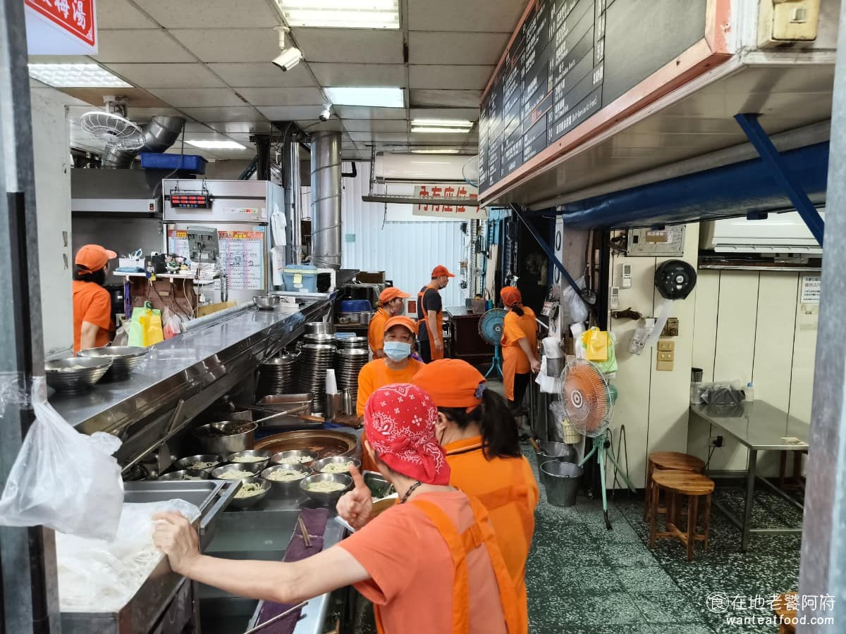 永川牛肉麵 永川牛肉麵菜單 永川牛肉麵推薦 中壢區美食 中壢美食 隔壁的新明牛肉麵,其實跟永川算是同時期、同地點發展出來的店。只是新明是地名,沒辦法被單獨註冊商標,所以才會冒出許多同名,但互不相關的新明牛肉麵。 @在地老饕阿府
