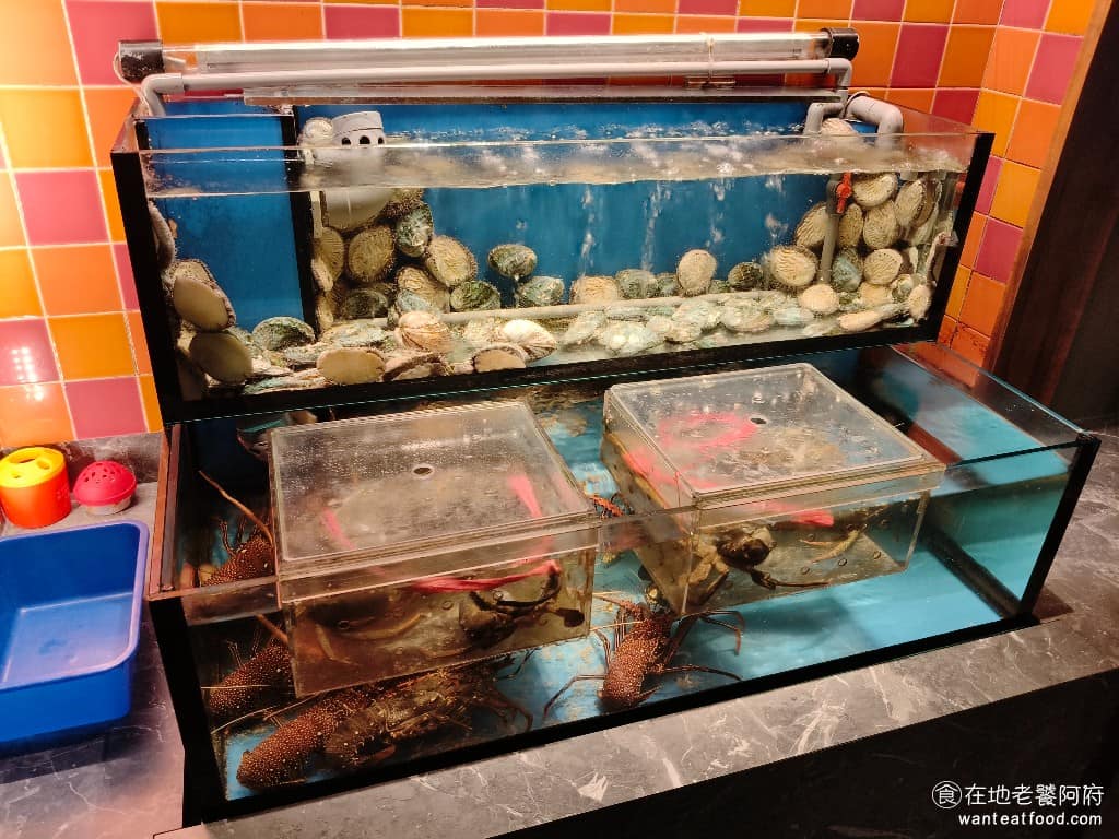 欣葉SHABU SHABU SHABU菜單 SHABU推薦 店內設有水產箱養殖生猛海鮮，提供現點、現撈、現煮的服務，像是宜蘭鮑魚、活龍蝦、大沙公，都是店家親自到產地挑選採購，每日從產地活送到店，確保食材的新鮮度。 @在地老饕阿府