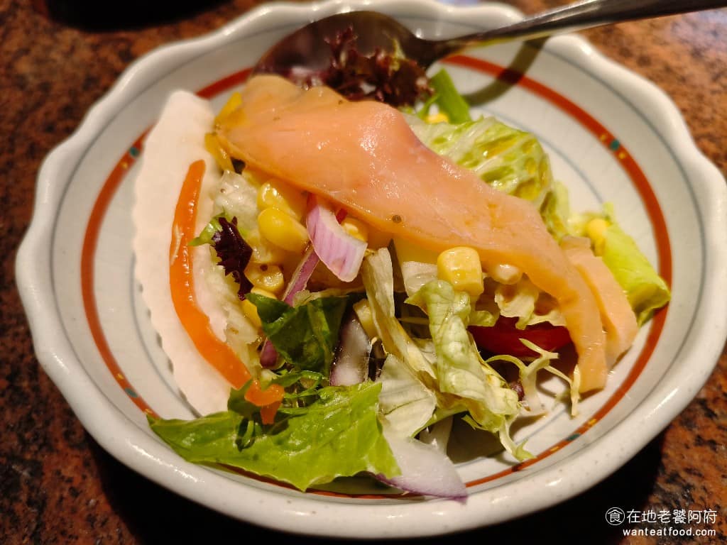欣葉SHABU SHABU SHABU菜單 SHABU推薦 燻鮭魚番茄大葉和風醬 算是豐富度最高的前菜裡面，有燻鮭魚、番茄、生菜沙拉，搭配底部的和風醬汁，吃起來非常清爽。 @在地老饕阿府