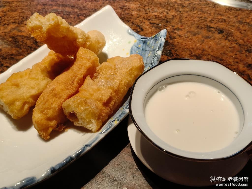 欣葉SHABU SHABU SHABU菜單 SHABU推薦 杏仁茶+油條 這是餐後的甜點搭配，很傳統的油條沾杏仁茶。 @在地老饕阿府