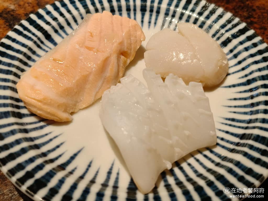 欣葉SHABU SHABU SHABU菜單 SHABU推薦 鮭魚干貝和花枝 海鮮食材的新鮮度也很講究，鮭魚口感軟嫩，干貝和花枝吃起來非常Q彈。 @在地老饕阿府