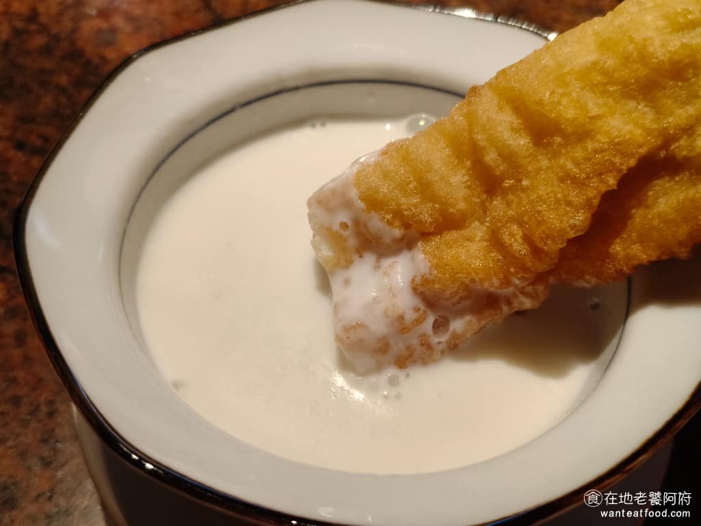 欣葉SHABU SHABU SHABU菜單 SHABU推薦 杏仁茶是熱的，簡單泡一下，油條就能吸飽湯汁，杏仁茶的味道超級香濃，使用的是天然杏仁研磨，口味偏甜而且非常濃郁，超好喝，我全部都喝完了。 @在地老饕阿府