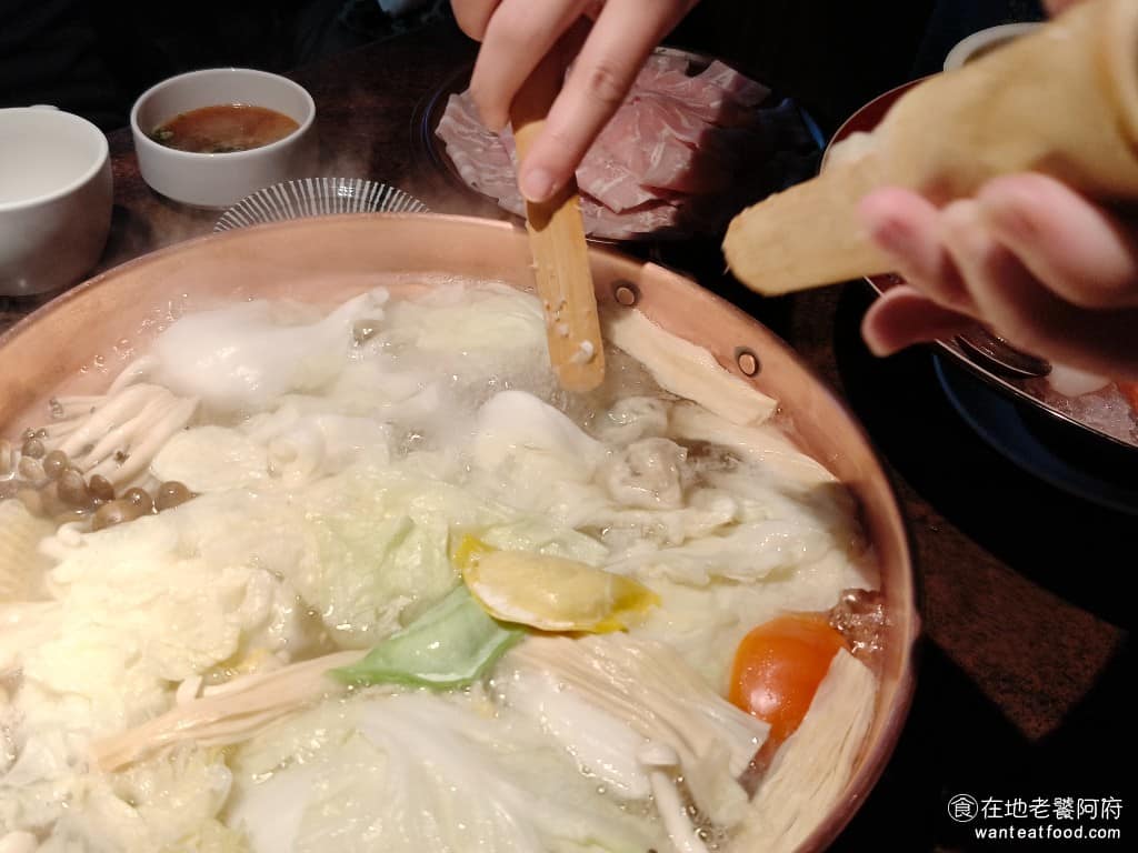 欣葉SHABU SHABU SHABU菜單 SHABU推薦 服務人員還會幫忙把手工漿，搓揉成渾圓的丸子然後下鍋，這樣的服務非常貼心。 @在地老饕阿府