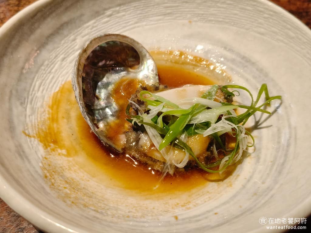 欣葉SHABU SHABU SHABU菜單 SHABU推薦 南非鮑魚 鮑魚可以做蒜蒸，或是直接下鍋煮，鮑魚的肉質非常彈牙，蒜味醬汁調味一樣是偏清淡，吃起來非常爽口。 @在地老饕阿府