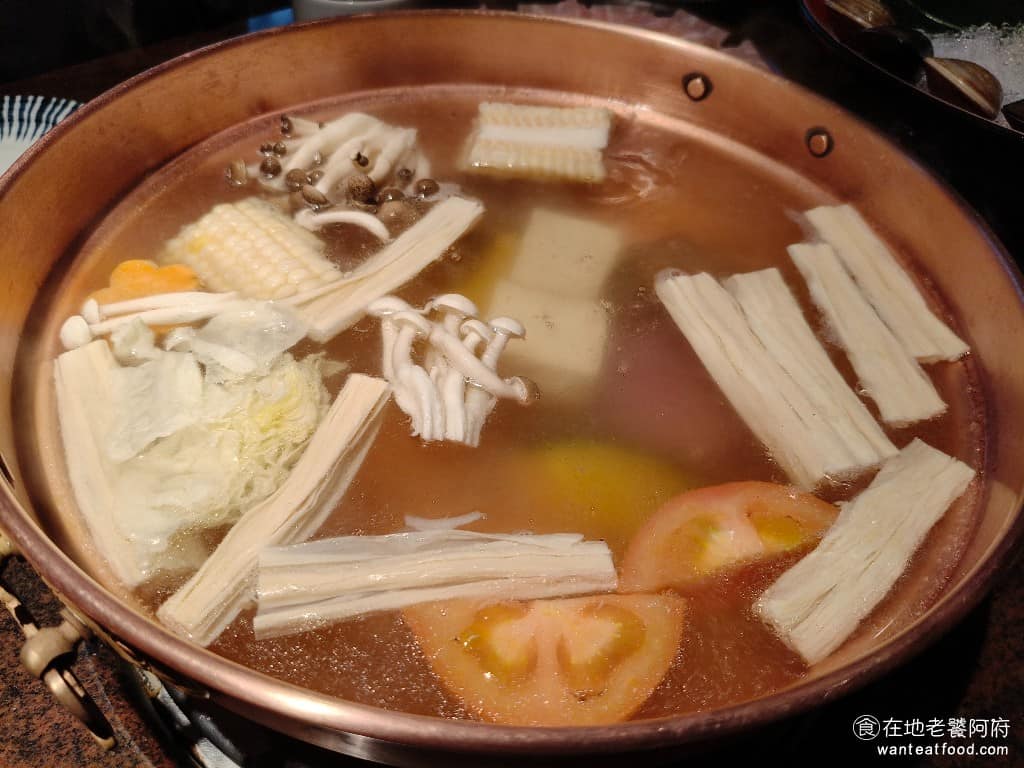 欣葉SHABU SHABU SHABU菜單 SHABU推薦 湯頭是每天用老母雞、大骨和胡蘿蔔、洋蔥、芹菜等蔬菜，耗時 3 小時熬煮，先慢熬再層層過濾去除雜質，最後才加入昆布、柴魚增鮮提味，成就一鍋清澈卻充滿甘醇鮮甜的原湯。 @在地老饕阿府