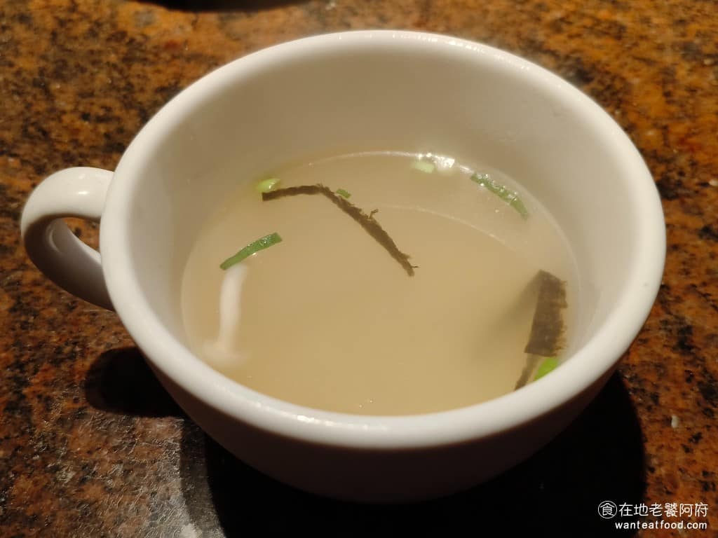 欣葉SHABU SHABU SHABU菜單 SHABU推薦 在還沒有煮肉之前，服務生會倒一碗清湯給每個人品嘗，並加入胡椒、蔥花、海苔絲做調味，喝得到豚骨昆布的湯底原味。 @在地老饕阿府