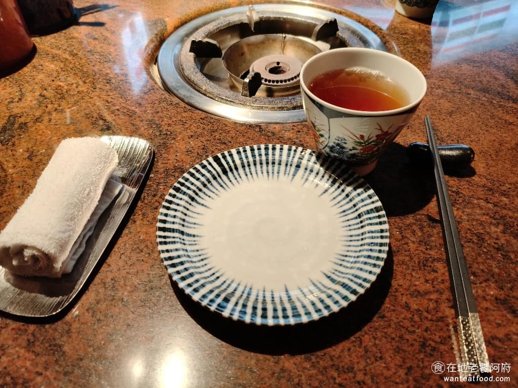 欣葉SHABU SHABU SHABU菜單 SHABU推薦 桌上有提供免費的熱茶，和熱毛巾。前菜有以下三種可以選擇。 @在地老饕阿府