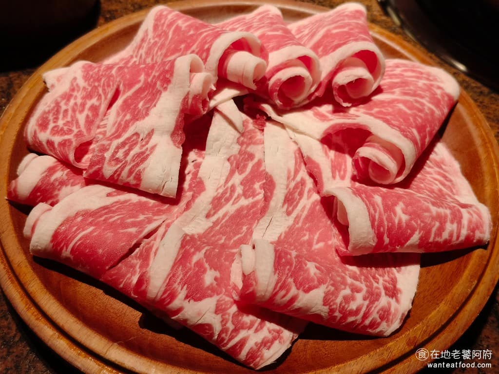 欣葉SHABU SHABU SHABU菜單 SHABU推薦 牛小排 肉盤是取整塊原肉，客人點餐後才現切肉片，保持肉品最新鮮的狀態。牛小排的肉質真的超棒，吃起來非常有厚度，而且完全不會硬。搭配清爽的昆布湯頭，吃得到肉質的原味。 @在地老饕阿府