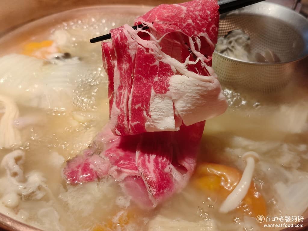 欣葉SHABU SHABU SHABU菜單 SHABU推薦 沙朗牛超級大一片，肉質也是頂尖的，簡單涮一下就能吃，這裡的肉片都是新鮮現切的，所以湯頭煮久了，也不太會有肉渣浮在湯上，讓涮涮鍋吃起來非常的舒服。 @在地老饕阿府