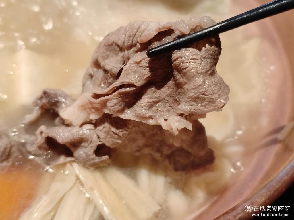 欣葉SHABU SHABU SHABU菜單 SHABU推薦 牛肉片肉質軟嫩，即使一大片，直接塞入口中，吃起來也完全不覺得硬，大口吃肉超級過癮。 @在地老饕阿府