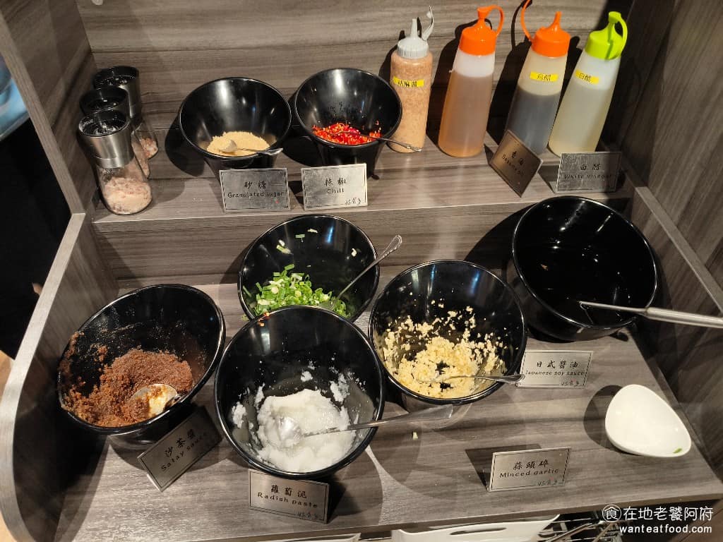 好食多涮涮鍋西湖店 好食多涮涮鍋西湖店菜單 好食多涮涮鍋西湖店推薦 內湖區美食 內湖美食 西湖美食 醬料區的種類很多,有日式醬油、蒜頭、蘿蔔泥、沙茶醬、胡麻醬、黑醋、白醋。 @在地老饕阿府