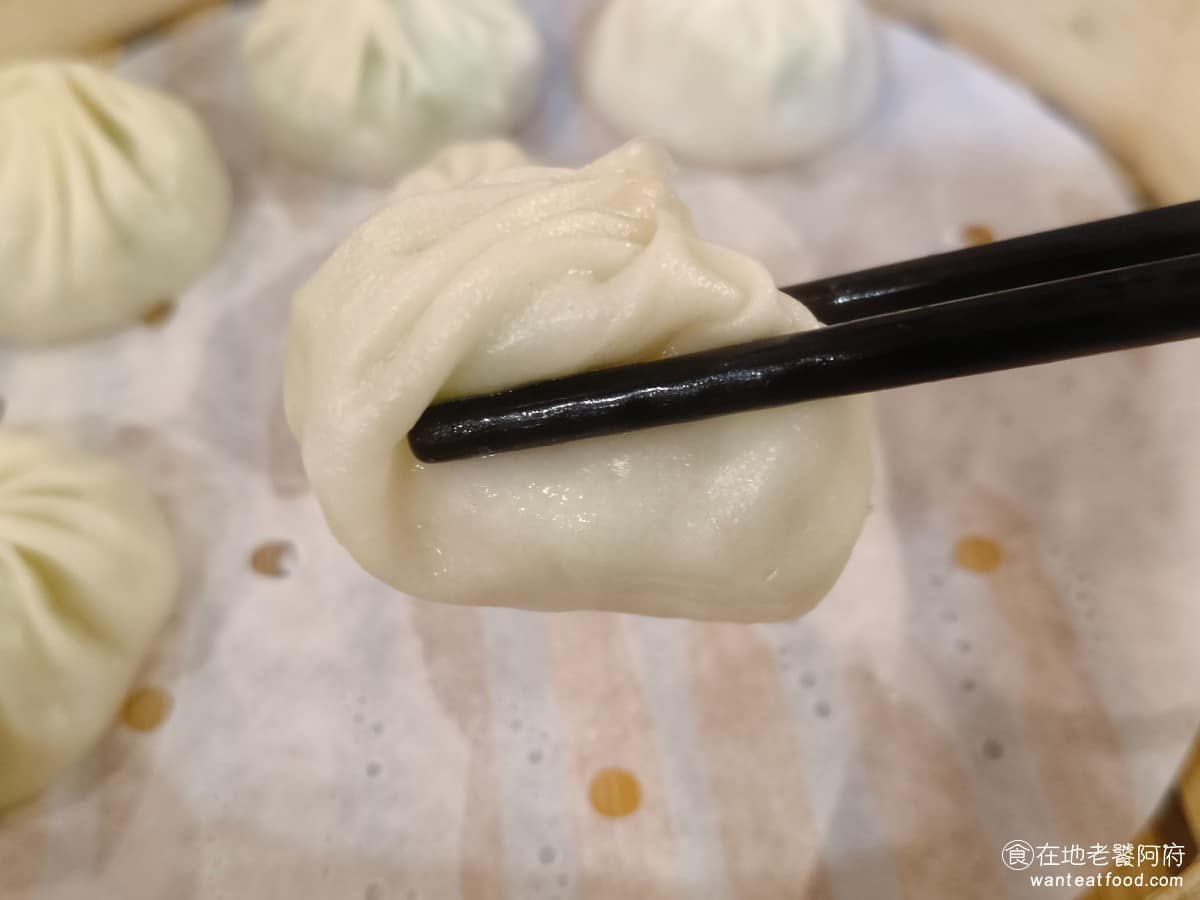 蘇杭點心店 蘇杭點心店菜單 蘇杭點心店推薦 中正區美食 中正美食 古亭美食 中式料理 小籠包 湯汁除了包含絲瓜的鮮甜,還有淡淡的蛤蠣香氣,湯汁甚至比鼎泰豐的更多,整體味道真的不錯,光是這一道,就足以吸引我再回訪。 @在地老饕阿府