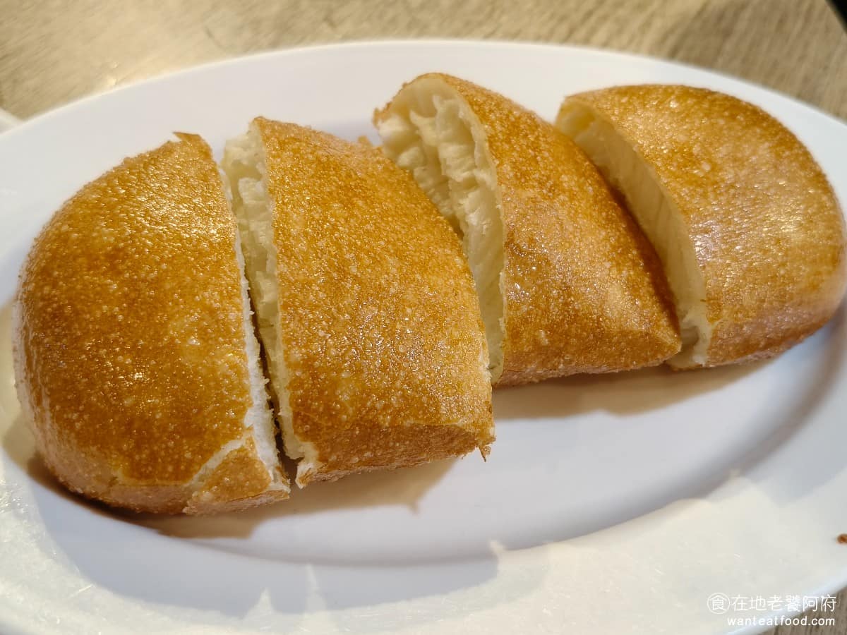 蘇杭點心店 蘇杭點心店菜單 蘇杭點心店推薦 中正區美食 中正美食 古亭美食 中式料理 小籠包 銀絲卷 外皮炸得酥脆,內裡鬆軟口感有層次,但沒有附煉乳,少了甜香的搭配,就感覺少了一味。 @在地老饕阿府