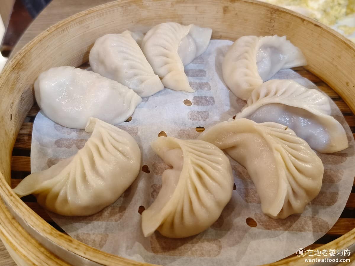 蘇杭點心店 蘇杭點心店菜單 蘇杭點心店推薦 中正區美食 中正美食 古亭美食 中式料理 小籠包 蝦仁蒸餃 每天現擀,外型捏整齊好看,每顆尺寸都很大,內餡放的是一顆大隻的完整蝦仁,咬下去湯汁帶著滿滿的蝦味,鮮甜度很高,口感彈脆蝦味吃得很明顯,也是蒸點類值得點的一道。 @在地老饕阿府