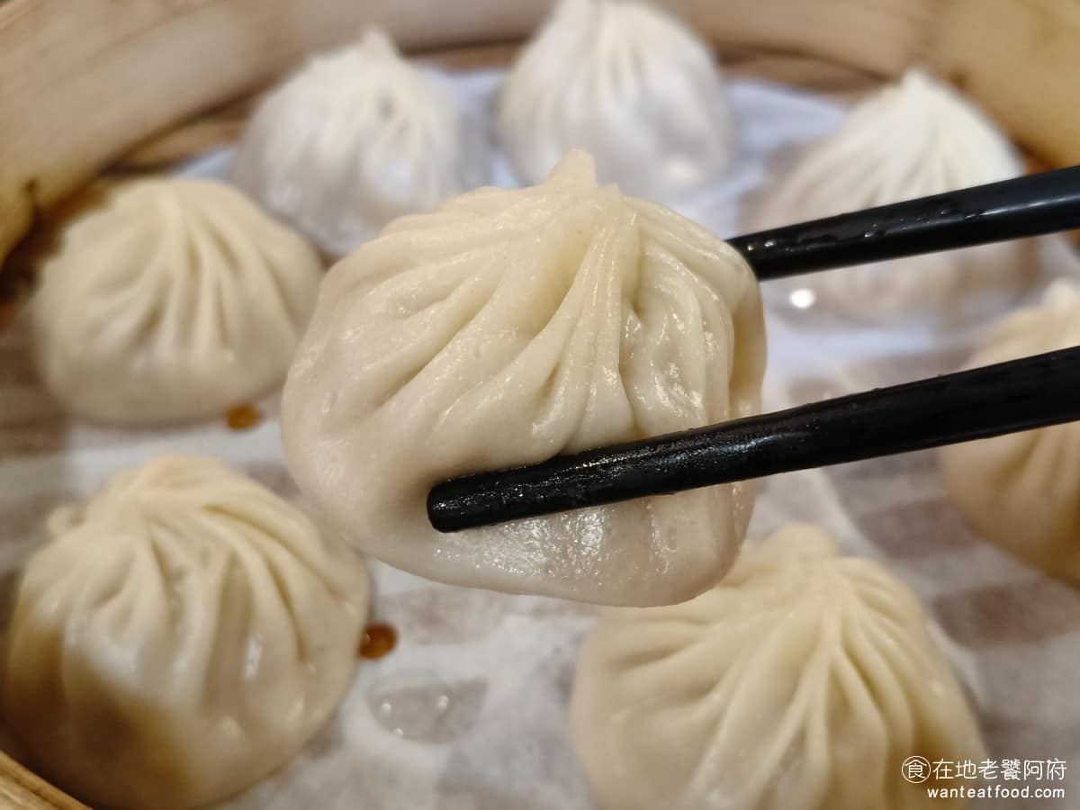 蘇杭點心店 蘇杭點心店菜單 蘇杭點心店推薦 中正區美食 中正美食 古亭美食 中式料理 小籠包 湯汁的鹹度適中,走的是清爽路線,但喜好特殊口味的人,我會更推薦其他口味的,例如絲瓜和蝦仁。 @在地老饕阿府