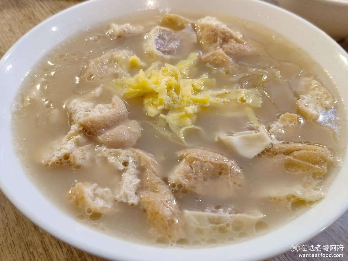 蘇杭點心店 蘇杭點心店菜單 蘇杭點心店推薦 中正區美食 中正美食 古亭美食 中式料理 小籠包 油豆腐細粉 湯頭用黃豆芽熬煮,比一般細粉湯底味道更濃郁,豆皮吸飽了湯汁,整碗湯都是滿滿的豆皮香味,喝起來比想像中有味。 @在地老饕阿府