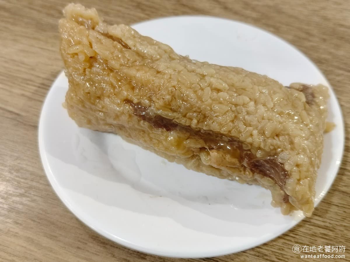 蘇杭點心店 蘇杭點心店菜單 蘇杭點心店推薦 中正區美食 中正美食 古亭美食 中式料理 小籠包 潮州肉粽 米飯口感不錯,吃起來不會過黏,但調味偏清淡,對喜歡台式鹹香口味肉粽的人來說,可能覺得少了點味道,但整體還算不錯吃的。 @在地老饕阿府