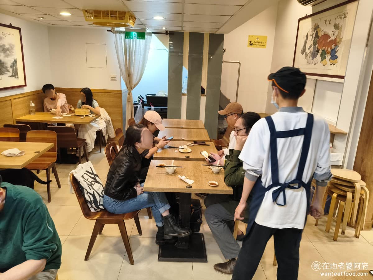 蘇杭點心店 蘇杭點心店菜單 蘇杭點心店推薦 中正區美食 中正美食 古亭美食 中式料理 小籠包 《蘇杭點心店》外觀是暖色木質調,看起來有質感,服務人員都很熱情,會細心地招待每一位客人。 @在地老饕阿府