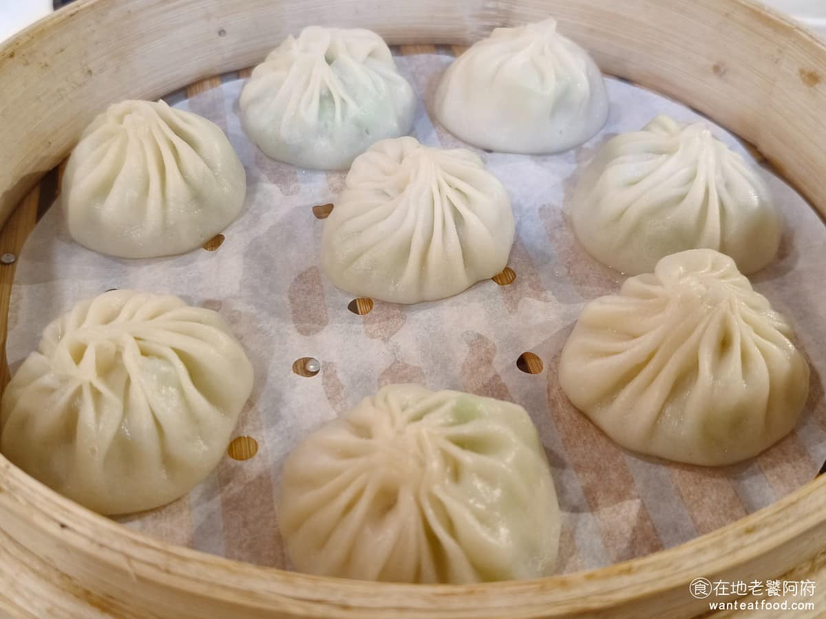 蘇杭點心店 蘇杭點心店菜單 蘇杭點心店推薦 中正區美食 中正美食 古亭美食 中式料理 小籠包 絲瓜蝦仁湯包 這是裡面最好吃的一道,湯汁多,咬開的瞬間,滿滿的絲瓜香氣溢出,清甜不膩,是整桌最快被清空,比基本款的小籠包,更值得點。 @在地老饕阿府