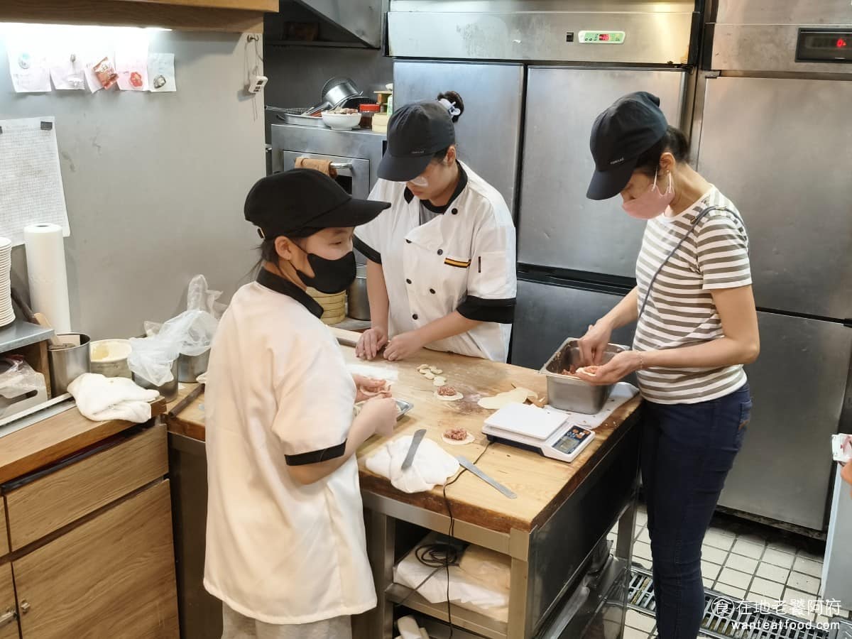 蘇杭點心店 蘇杭點心店菜單 蘇杭點心店推薦 中正區美食 中正美食 古亭美食 中式料理 小籠包 《蘇杭點心店》的小籠包也是黃金十八摺的手工捏製,肉餡用後腿肉加雞骨高湯,蟹黃湯包則堅持親手剖蟹取膏,完全承襲傳統上海店新的製作過程。 @在地老饕阿府