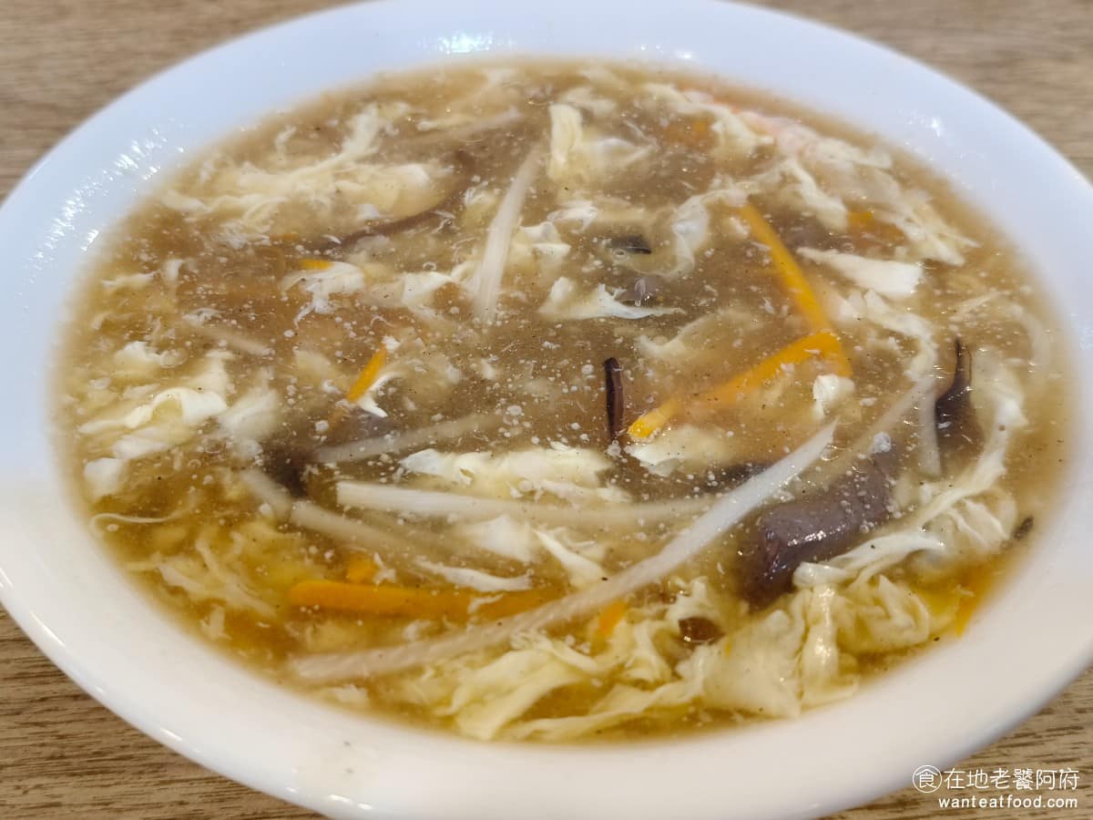 蘇杭點心店 蘇杭點心店菜單 蘇杭點心店推薦 中正區美食 中正美食 古亭美食 中式料理 小籠包 酸辣湯 這碗酸辣湯,酸味非常明顯,喝起來夠味帶勁,勾芡比例適中,料算豐富,有黑木耳、鴨血、紅蘿蔔、肉絲、豆腐、蛋花,也是必點的餐點之一。 @在地老饕阿府