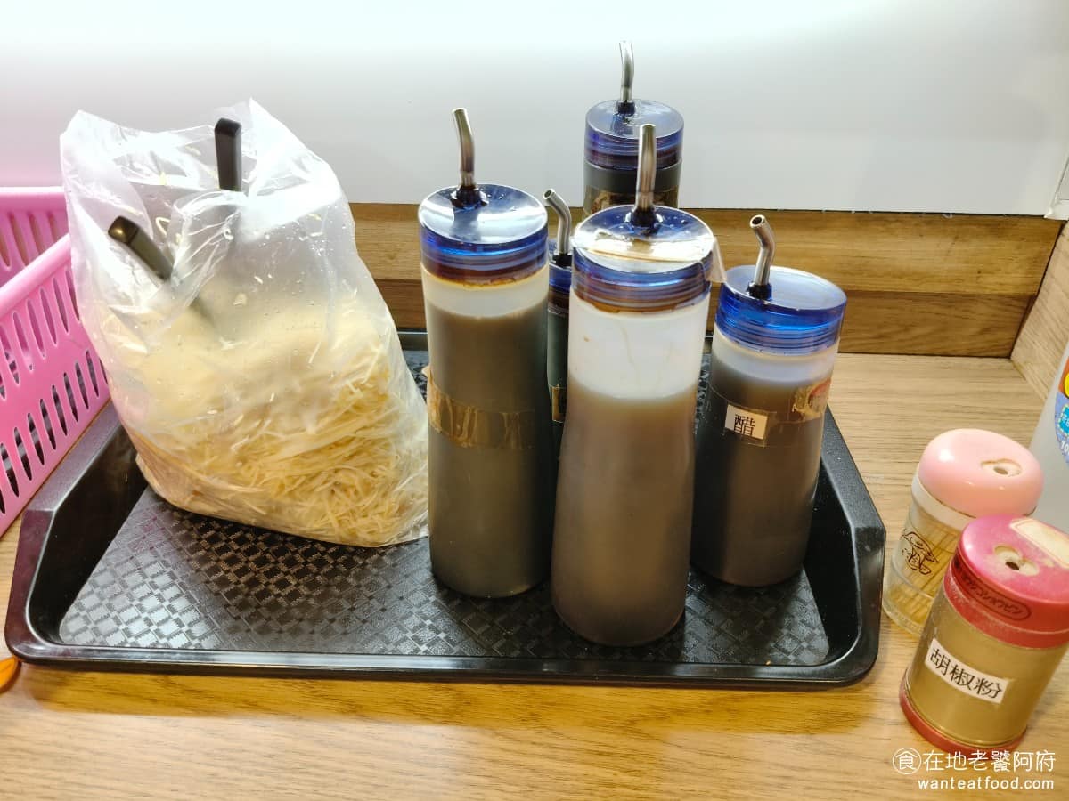 蘇杭點心店 蘇杭點心店菜單 蘇杭點心店推薦 中正區美食 中正美食 古亭美食 中式料理 小籠包 醬料區備有醬油、黑醋、薑絲、辣椒等,旁邊還貼心標示了蒸點沾醬的黃金比例,方便第一次來的人,直接照著調。 @在地老饕阿府