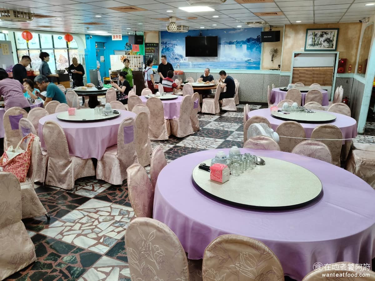 心蘭餐廳 心蘭餐廳菜單 心蘭餐廳推薦 龍潭區美食 龍潭美食 台式料理 活魚 用餐空間位於二樓，以大圓桌為主，桌與桌之間的距離不算擁擠，整體空間寬敞，適合多人聚餐。若提前訂位，可詢問包廂，但包廂隔音一般。 @在地老饕阿府