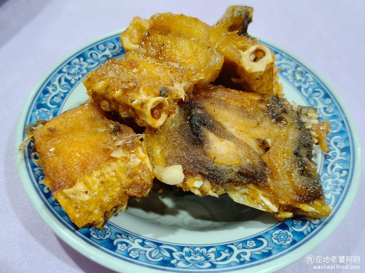 心蘭餐廳 心蘭餐廳菜單 心蘭餐廳推薦 龍潭區美食 龍潭美食 台式料理 活魚 這是前菜的炸魚骨頭，吃起來醬味非常夠，也不會太乾，但要小心魚刺，愛啃魚骨頭的人，會喜歡。 @在地老饕阿府