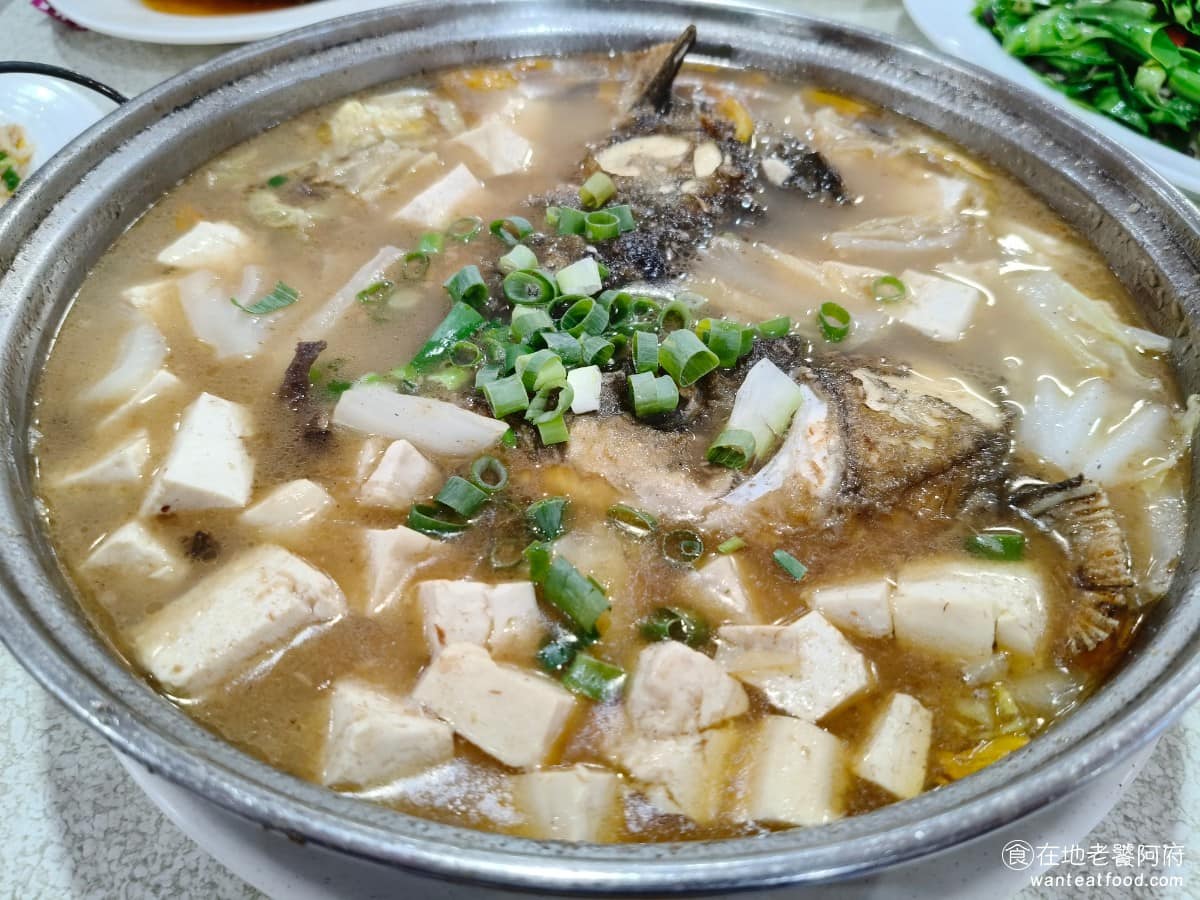 心蘭餐廳 心蘭餐廳菜單 心蘭餐廳推薦 龍潭區美食 龍潭美食 台式料理 活魚 砂鍋魚頭 料很豐盛魚頭、豆腐、木耳、大白菜同煮，湯頭鮮鹹濃郁，配料吸飽湯汁後，很入味份量很多，適合多人分食。吃不完也可以打包。 @在地老饕阿府