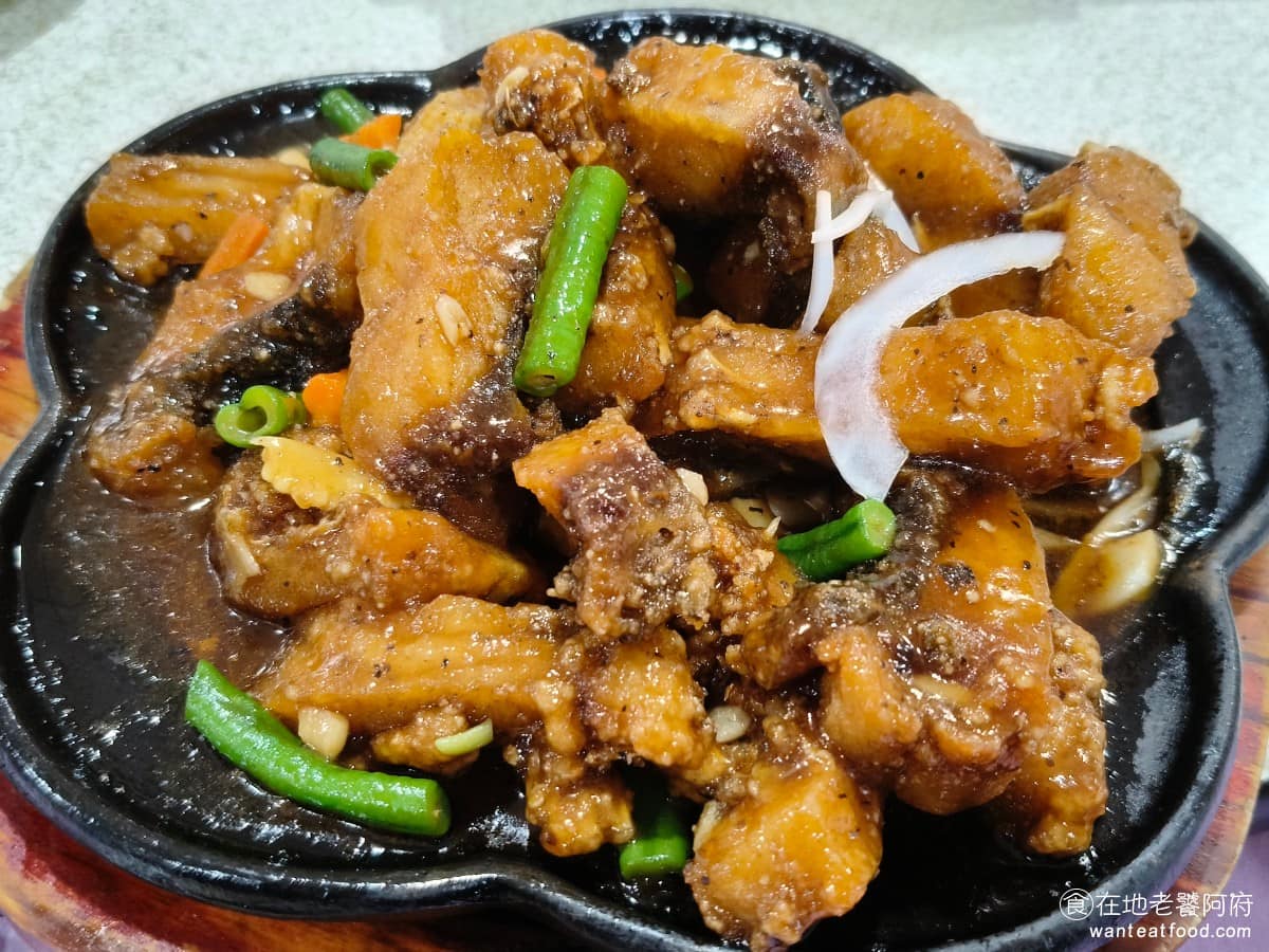 心蘭餐廳 心蘭餐廳菜單 心蘭餐廳推薦 龍潭區美食 龍潭美食 台式料理 活魚 鐵板活魚 口味偏重的版本，醬汁帶鹹勾芡，配飯吃起來很順口，魚肉彈牙，外皮酥脆。 @在地老饕阿府