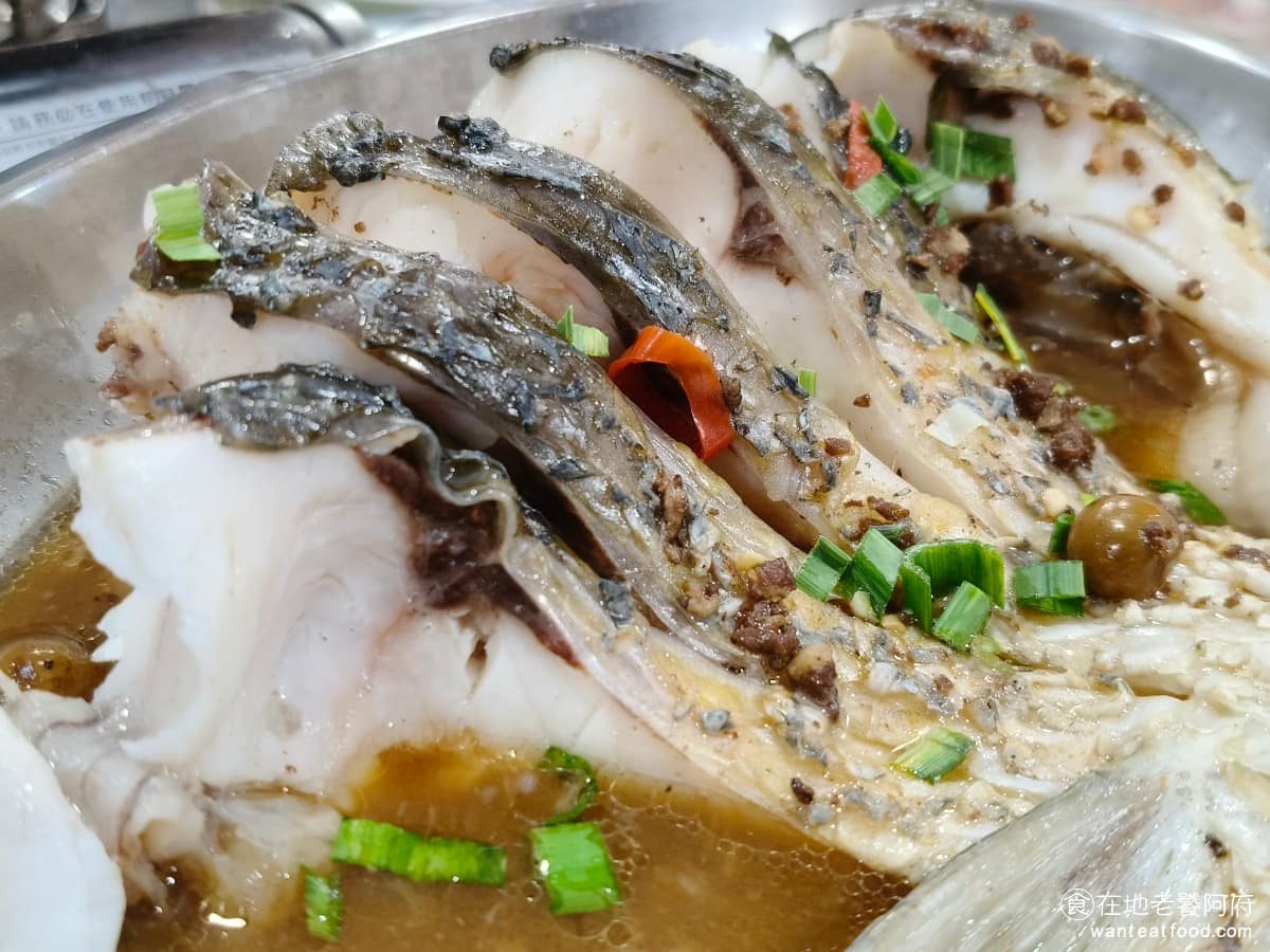心蘭餐廳 心蘭餐廳菜單 心蘭餐廳推薦 龍潭區美食 龍潭美食 台式料理 活魚 味道都可以，但這是第四道魚料理，已經吃了一大堆魚肉，店家是有幫我們選比較小隻的魚，但發現四個人吃，還是多了一點。 @在地老饕阿府