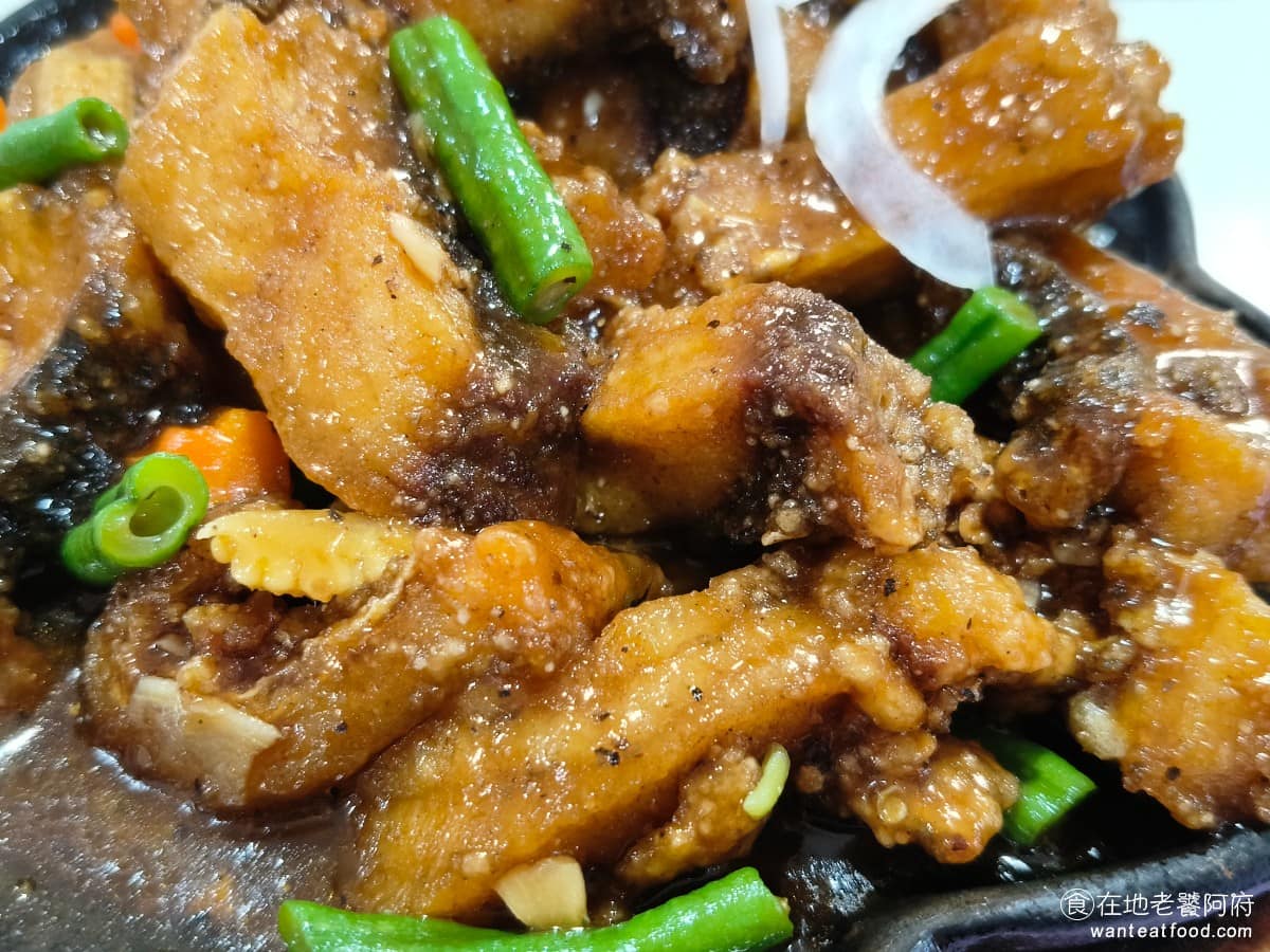 心蘭餐廳 心蘭餐廳菜單 心蘭餐廳推薦 龍潭區美食 龍潭美食 台式料理 活魚 味道基本上和常吃的鐵板豆腐一樣，帶點黑胡椒香氣，只是這魚的份量真的超多，一直吐魚刺，會有點辛苦。原本期待，裡面也放一些豆腐吧，但後來想想，魚都吃不玩了，再放豆腐應該更吃不完 XD @在地老饕阿府