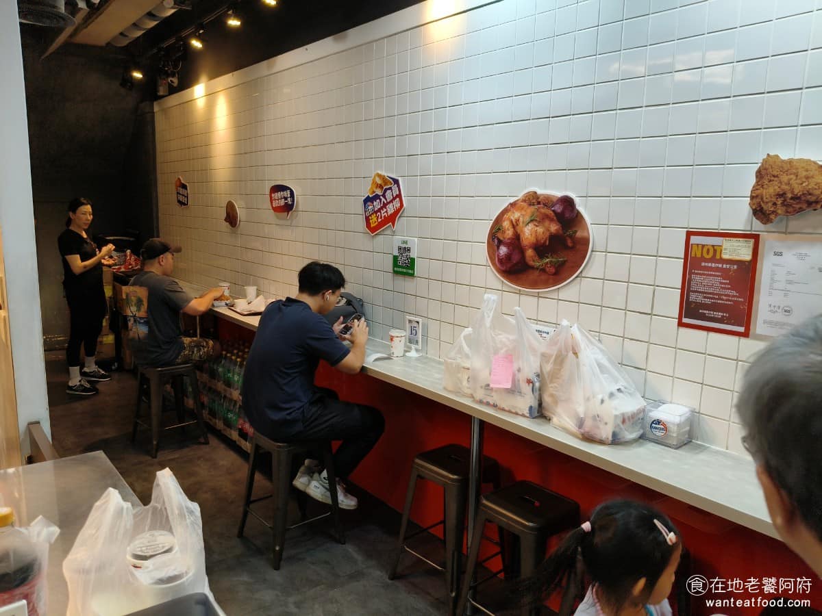 德州美墨炸雞天母店 德州美墨炸雞天母店菜單 德州美墨炸雞天母店推薦 士林區美食 士林美食 美式料理 裝潢用色偏深色系,帶點美式德州牛仔的氛圍,牆面上還畫了炸雞部位的插畫圖案。 @在地老饕阿府