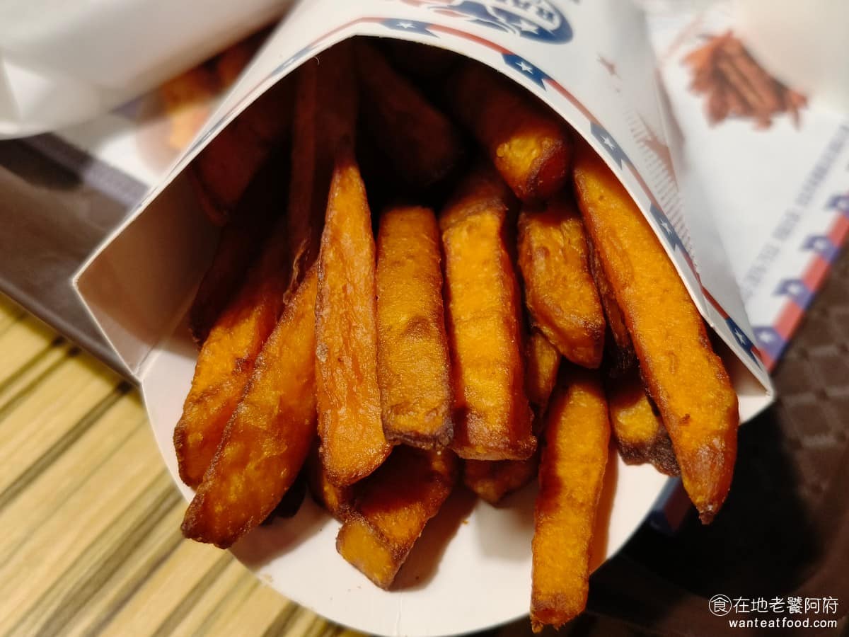 德州美墨炸雞天母店 德州美墨炸雞天母店菜單 德州美墨炸雞天母店推薦 士林區美食 士林美食 美式料理 地瓜薯條 外皮酥脆裡面的地瓜會那邊點,吃起來口感濕潤,完全不會乾,味道上還不錯,有些人會覺得比薯條更好吃。只是外皮比較薄,冷了後整個地瓜薯條就軟掉了。 @在地老饕阿府
