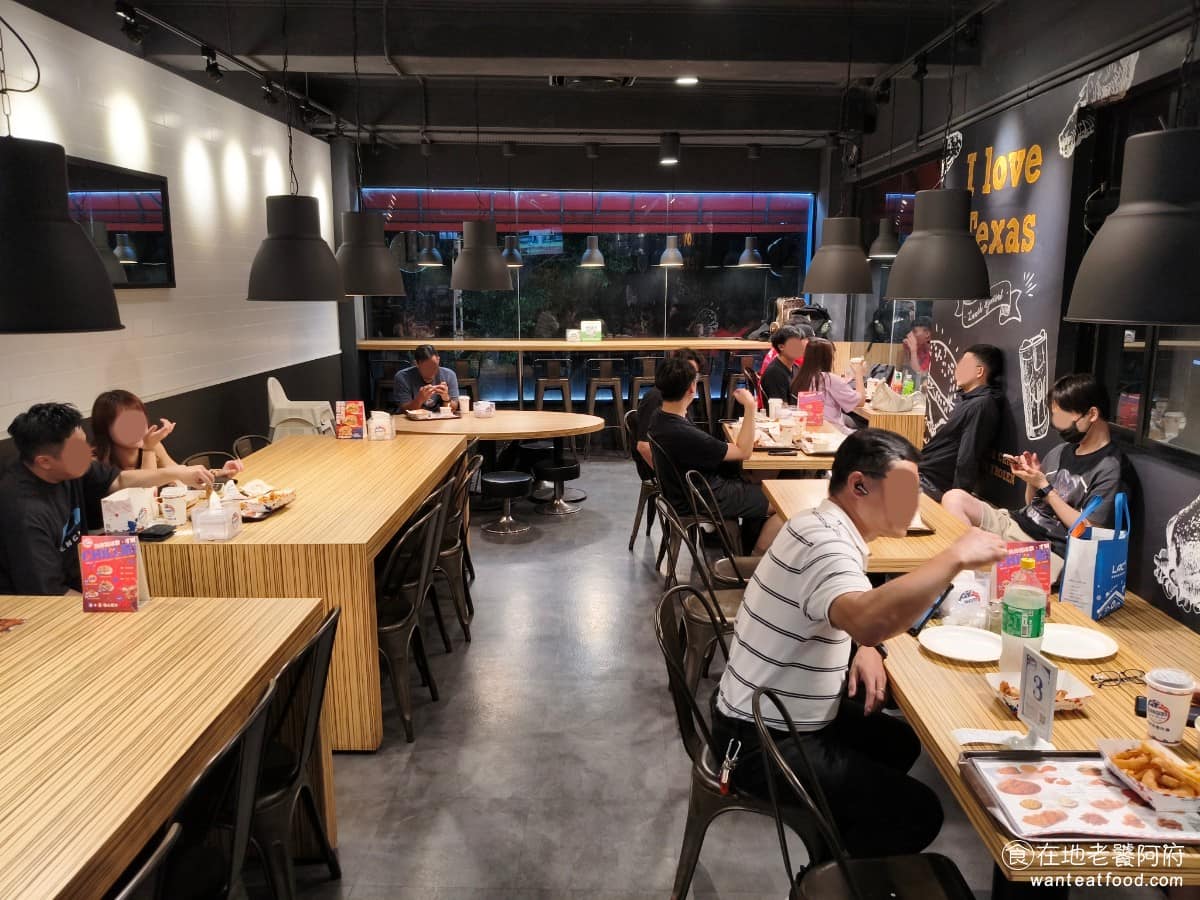 德州美墨炸雞天母店 德州美墨炸雞天母店菜單 德州美墨炸雞天母店推薦 士林區美食 士林美食 美式料理 天母總店的內用區設在二樓,走的是偏向速食店的簡潔風格,整體空間不算特別大,但採光不錯,用餐起來算舒適。 @在地老饕阿府