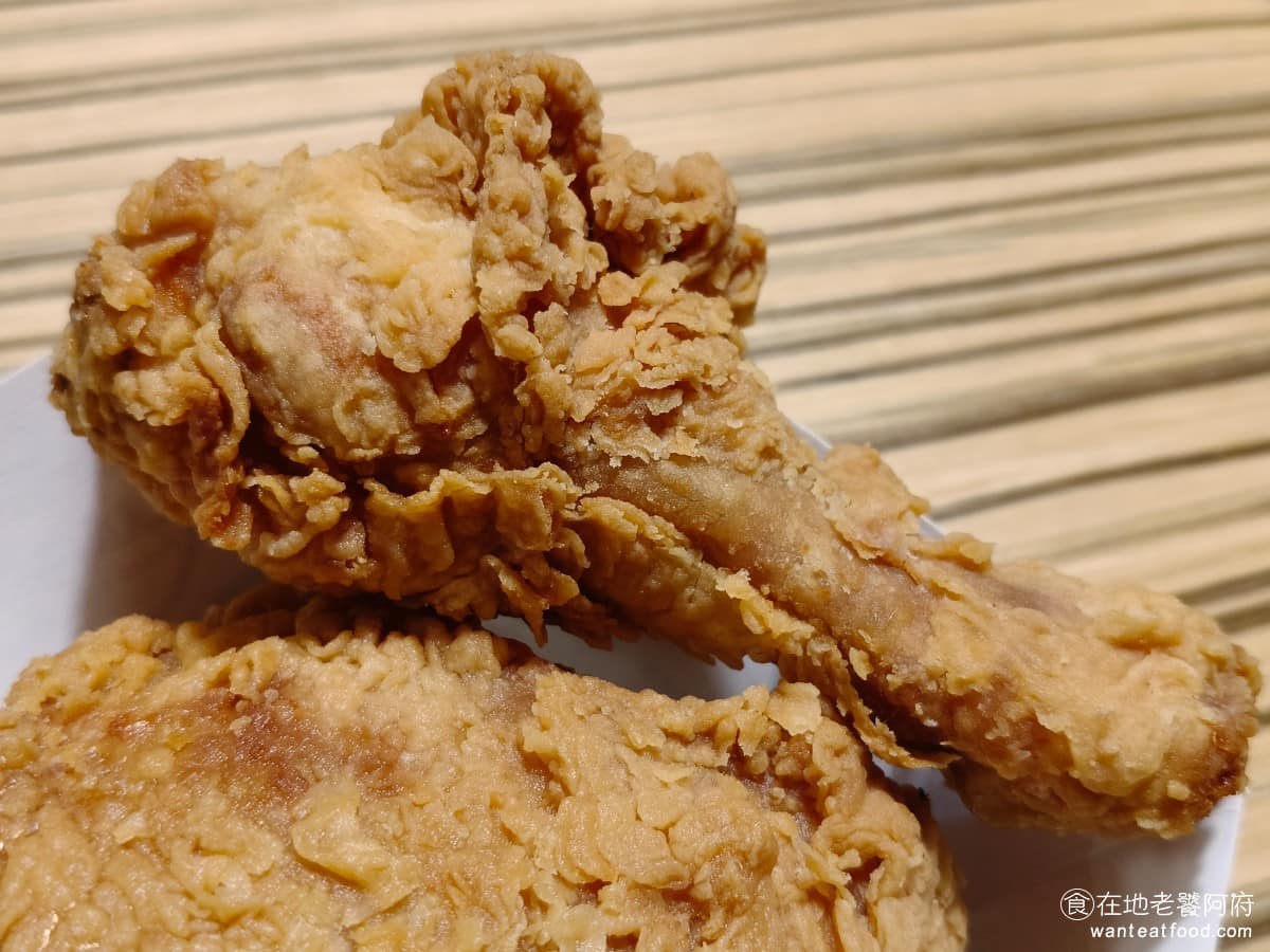 德州美墨炸雞天母店 德州美墨炸雞天母店菜單 德州美墨炸雞天母店推薦 士林區美食 士林美食 美式料理 雞腿肉的話,肉質會比腿塊更軟嫩一點,而且也比較多汁。外皮酥脆是這間店的優點沒錯,但從圖中可見,一些炸粉太厚的部分,其實吃起來是很硬的。 @在地老饕阿府