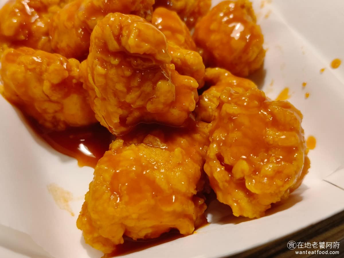 德州美墨炸雞天母店 德州美墨炸雞天母店菜單 德州美墨炸雞天母店推薦 士林區美食 士林美食 美式料理 因為用的是雞胸肉,所以炸過後吃起來比較乾,跟一般的雞塊完全不一樣,而且問題最大的地方是上面加的辣醬,超級辣,根本是大辣,已經超越一般人能夠忍受的程度。因為太辣了,所以最後都沒吃。 @在地老饕阿府